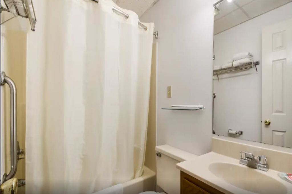 Econo Lodge Inn & Suites Lake Harmony - Pocono Mountains Area