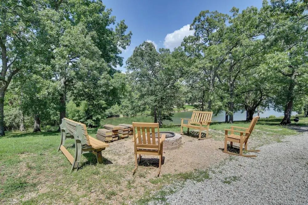 Table Rock Lake Apt w/ Community Dock & Fire Pits!