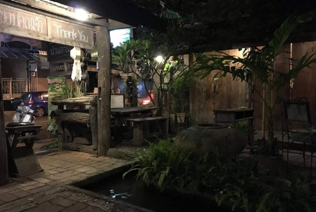 Baan Lansa Bed & Bar - Hostel