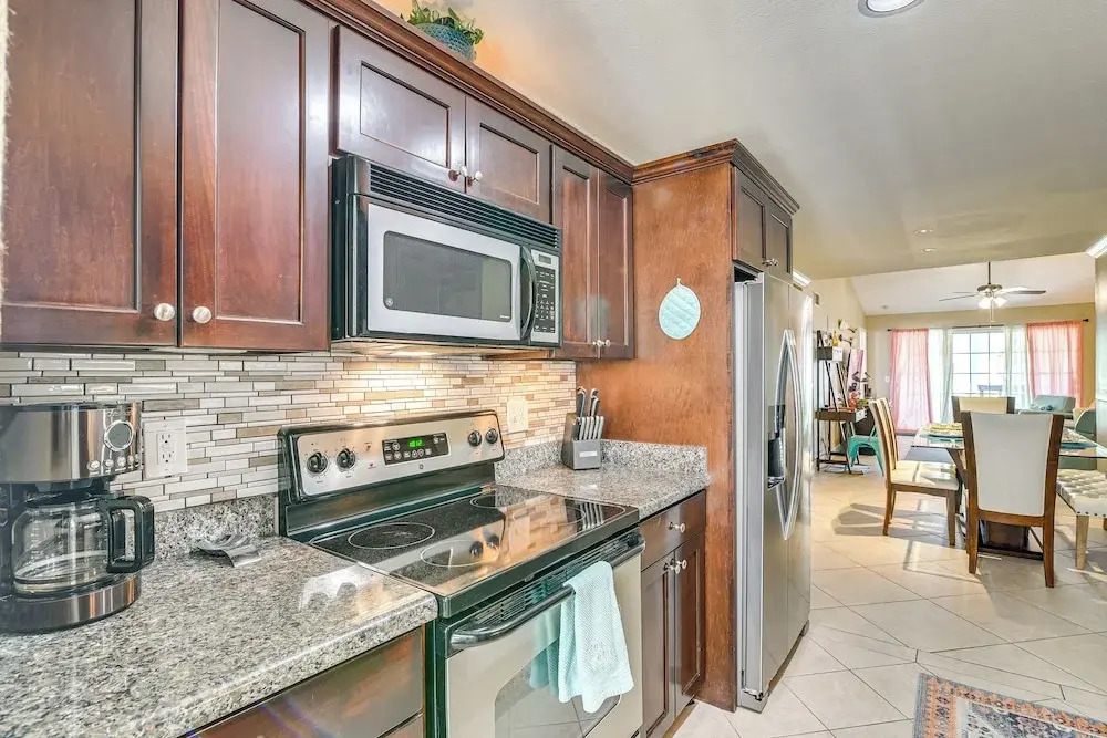 Walk to Babe's Beach! 3rd-floor Condo w/ Pool