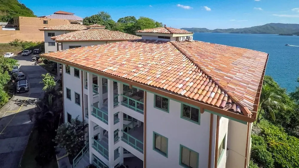 Amazing Ocean Views From This Nicely Equipped Condo