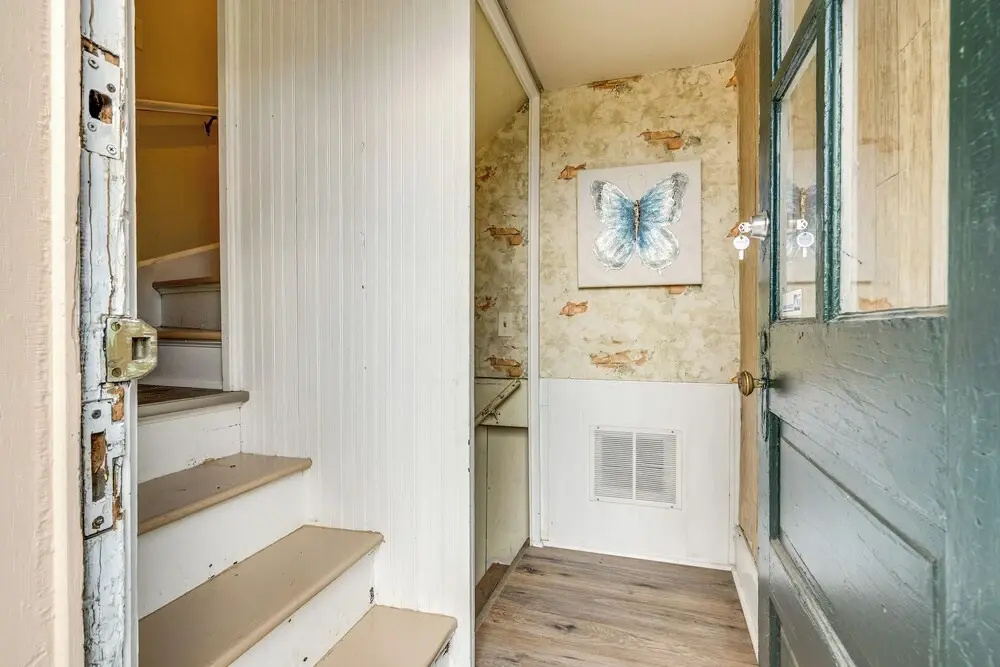 Walk to Garden & Restaurants: Zanesville Apartment