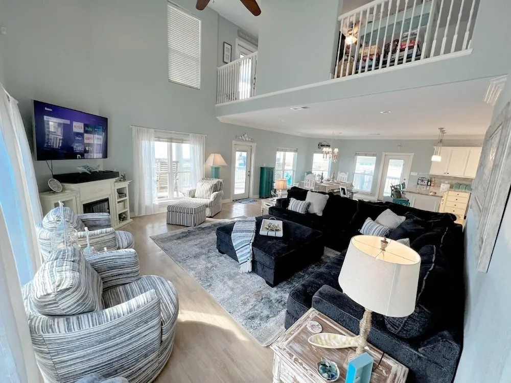 The Green Seahorse 4 Bedroom Home by RedAwning