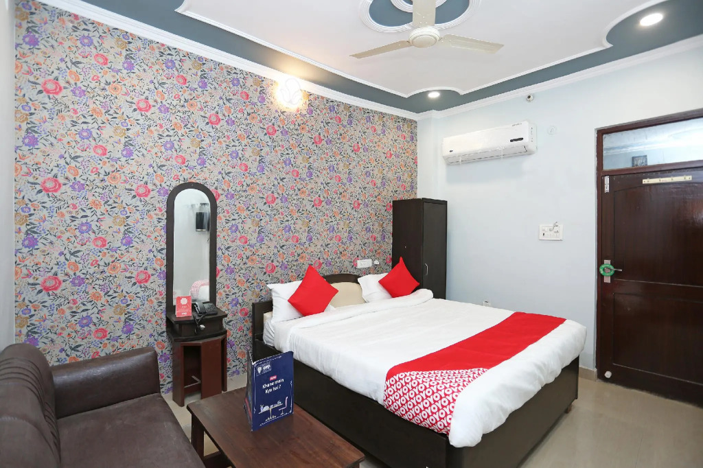 OYO 22043 Jk Mahal