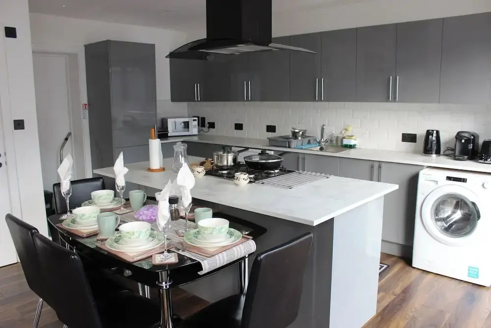 Contemporary 2 bed House With Parking