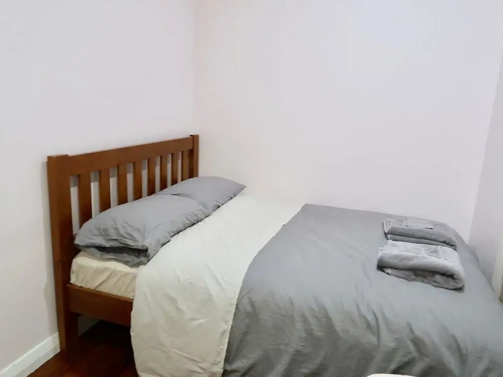 ARent - Serviced House - 8 Renton Road