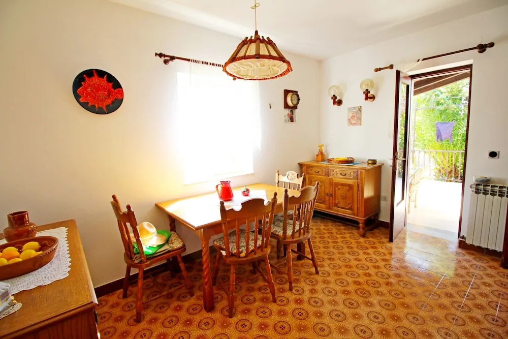 House Uzejra