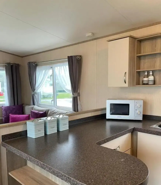 Comfortable 3-Bed Caravan - Combe Haven