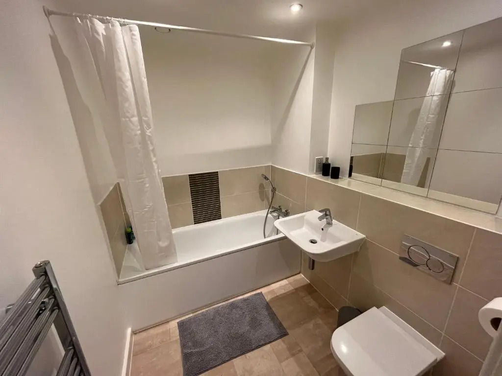 2 Bedroom, 2 Bathroom Modern Apartment close to Ocean Village, Free parking, Single or Double beds