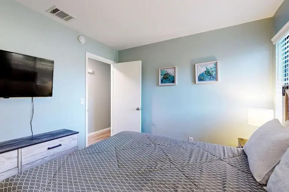 Water-view Dog-friendly Home With Outdoor Space & Entertainment Options