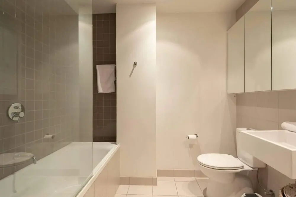 Stylish 2 Bedroom Apartment in Port Melbourne With City Views