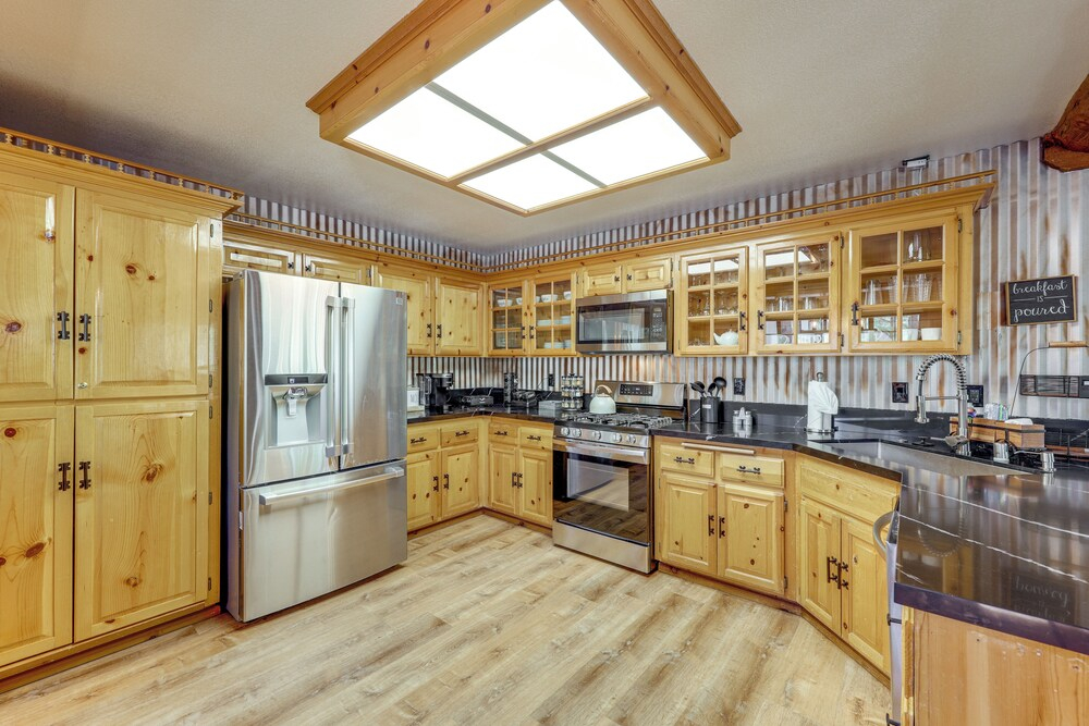 Multiple Decks! Cabin 1 Mi to Big Bear Lake Access