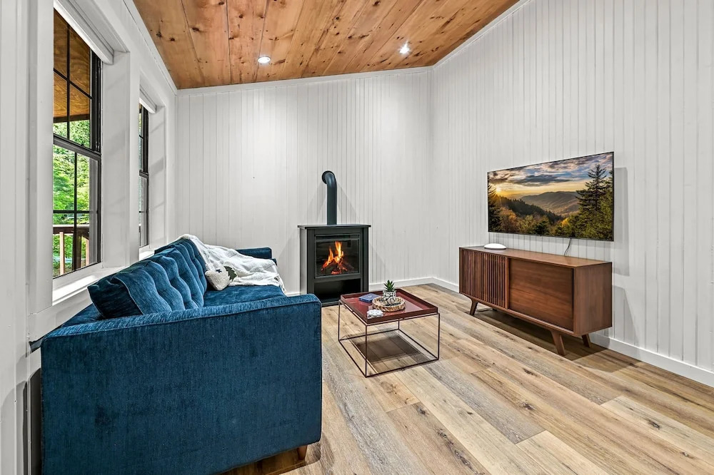 Smoky Mountains Honeymoon Cabin Dog Friendly