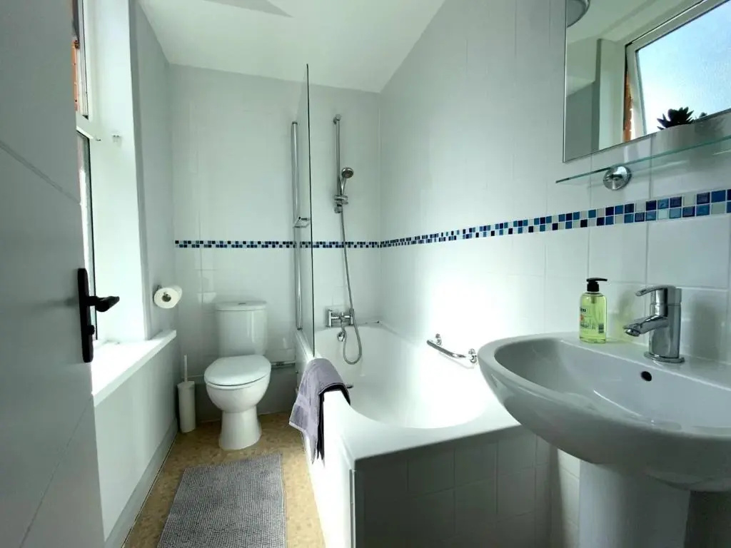 Trendy Stylish Apartment! - 5 Minute Walk to the Best Beach! - Great Location - Parking - Netflix - Fast WiFi - Smart TV - Newly decorated - sleeps up to 6! Close to Bournemouth & Poole Town Centre & Sandbanks