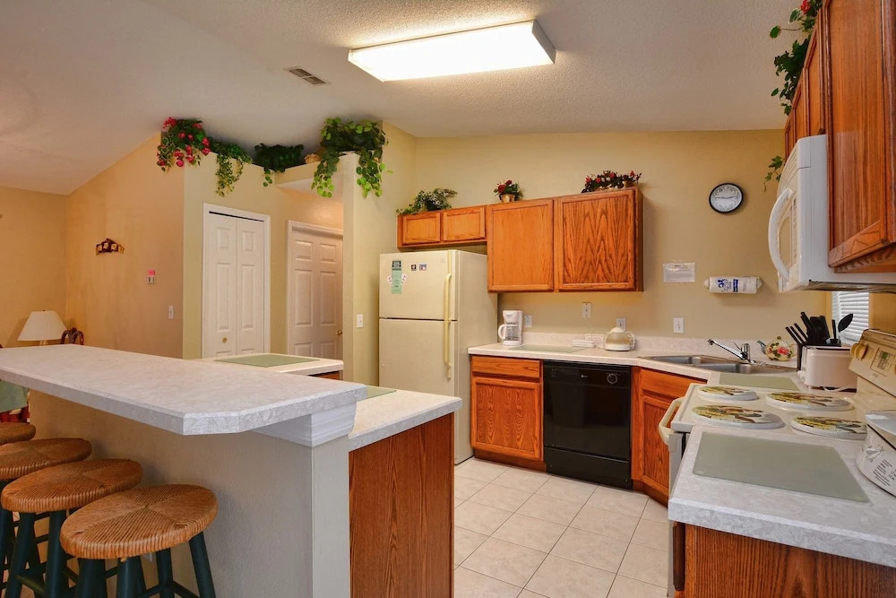 Greater Groves 3 Bedroom House w Pool - 5205GG