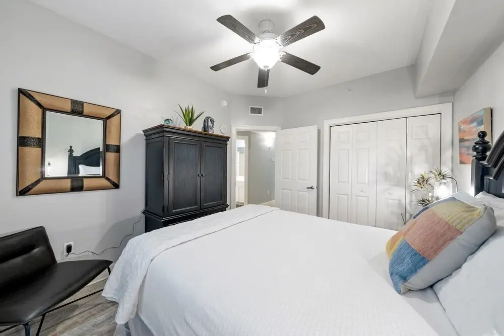 Sea-horsey 3 Bedroom Condo by RedAwning