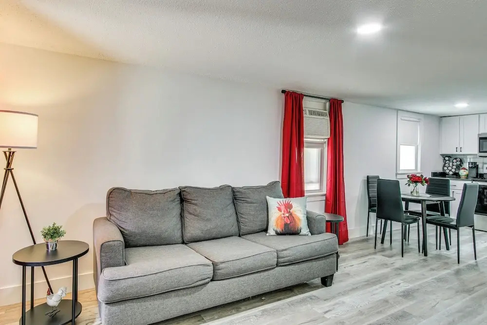 2 Mi to USC Campus: Peaceful Apartment w/ Yard