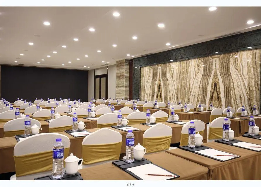 Zhenbao Holiday Hotel (Nanjing Olympic Sports Center)