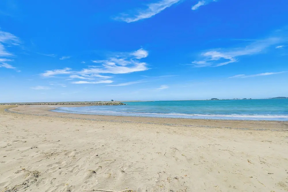 Peaceful Eureka Beach Cottage w/ 30-foot Dock