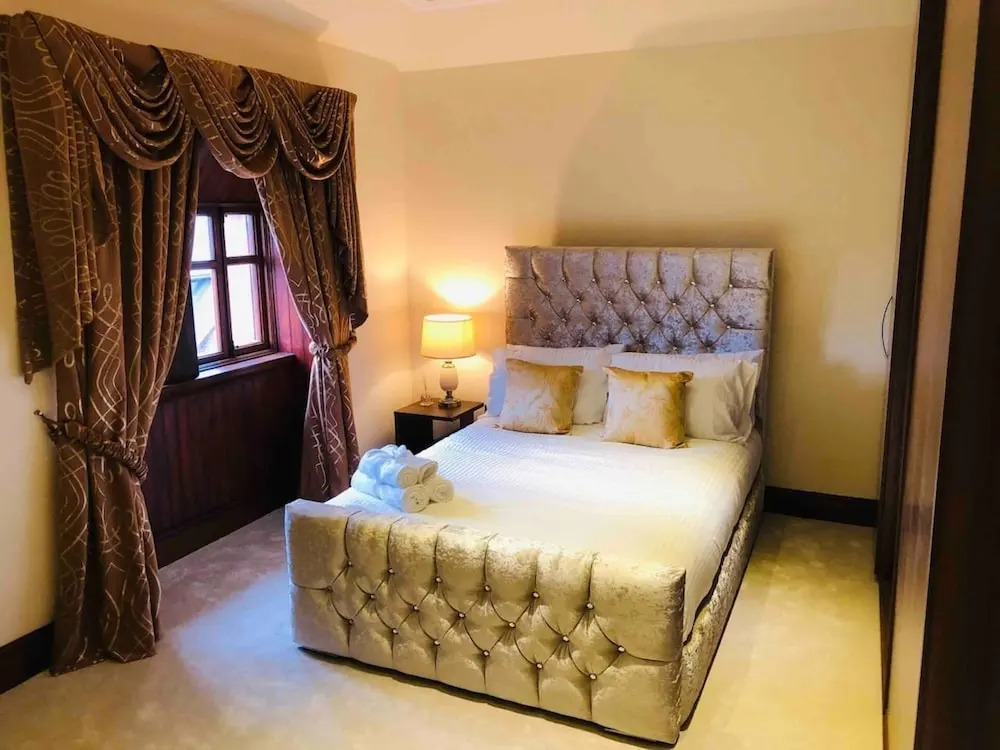Beautiful 4-Bed Villa in Glasgow