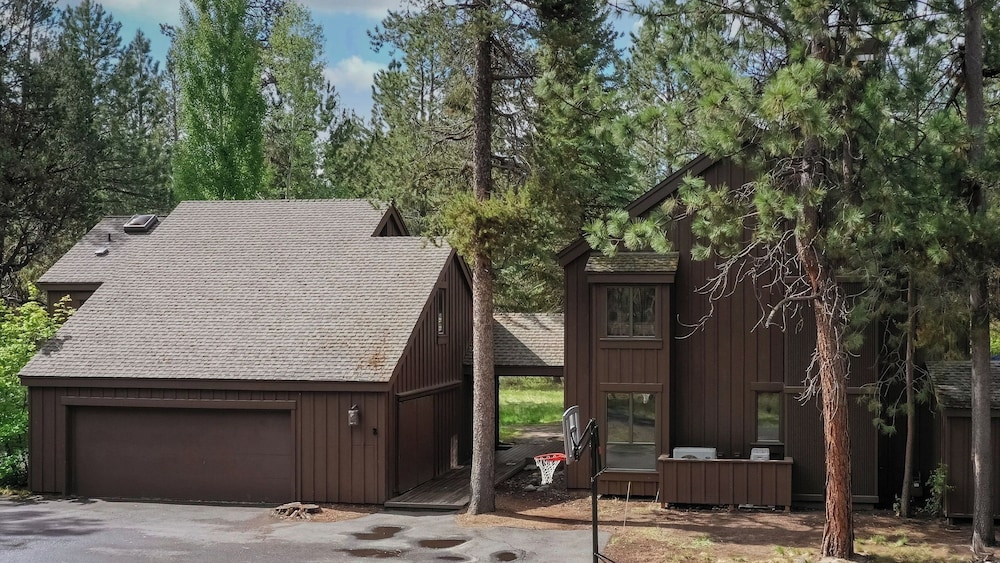 Skylight by Avantstay Elevated Mountain Home w/ Hot Tub, Billiards, Large Patio