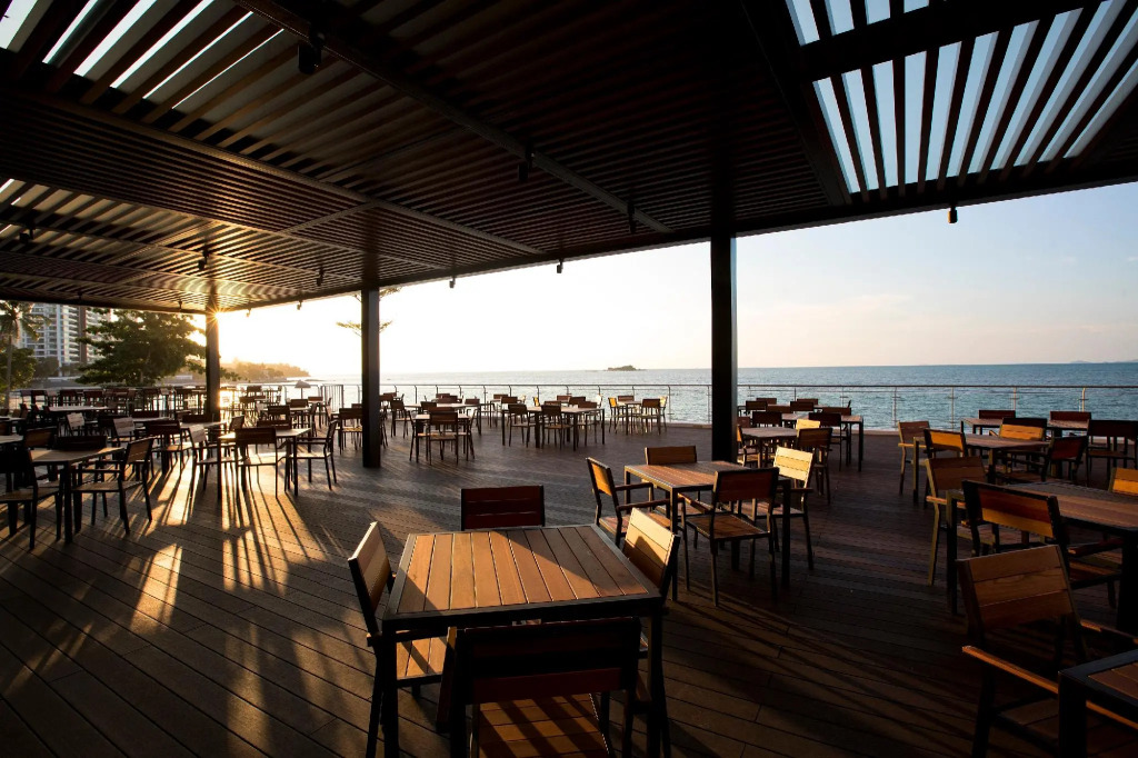 Hompton Hotel by the Beach