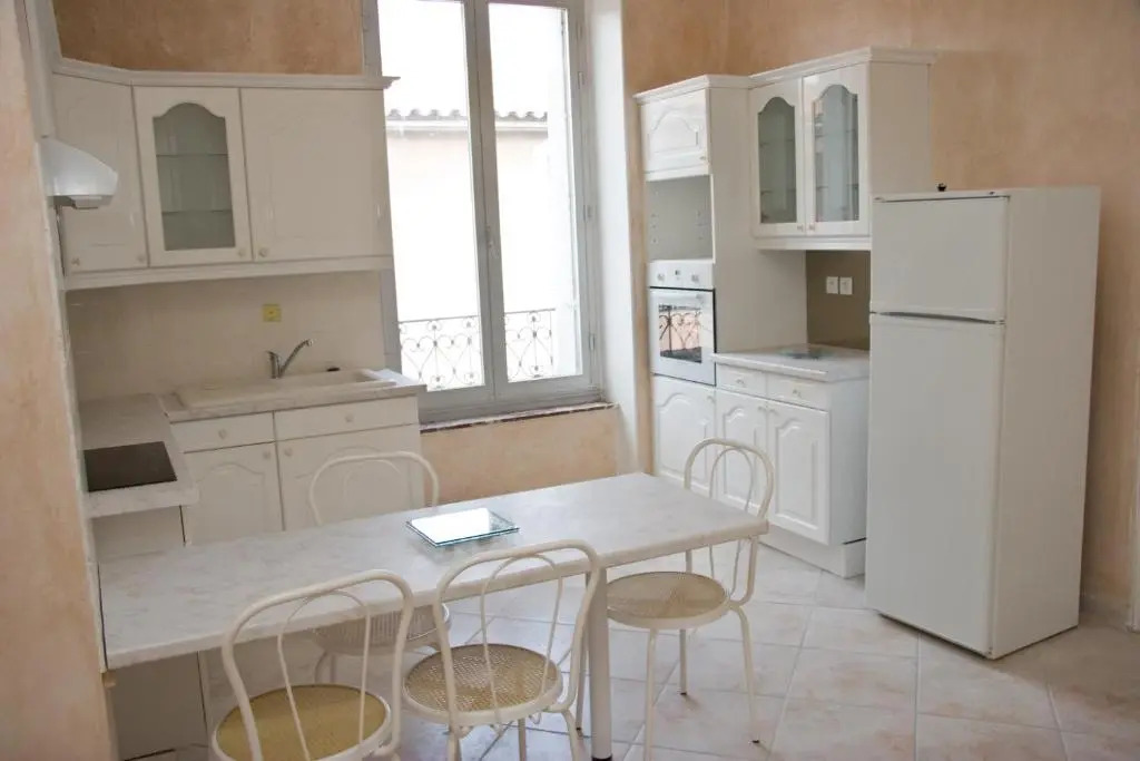 Les Bellevue Cité "4 Apartments, 1 with Garden & Private Parking, Aircon, WiFi, Free Public Car Park, 1 km from Cité"
