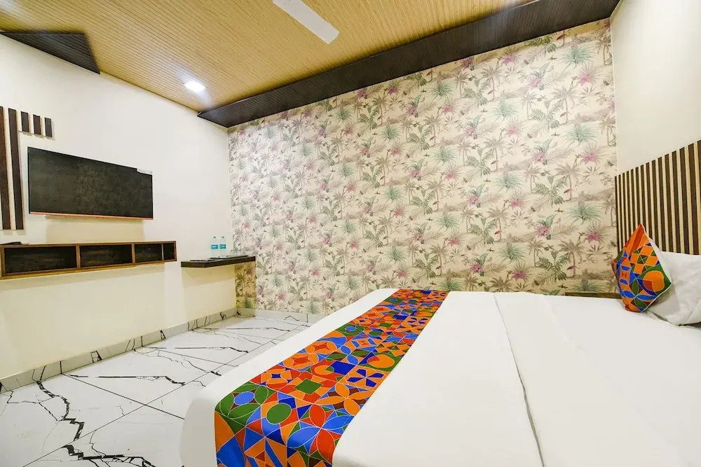 Crystal Palace by OYO Rooms