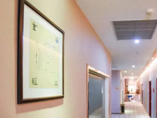 Fenghuang Huating Hostel