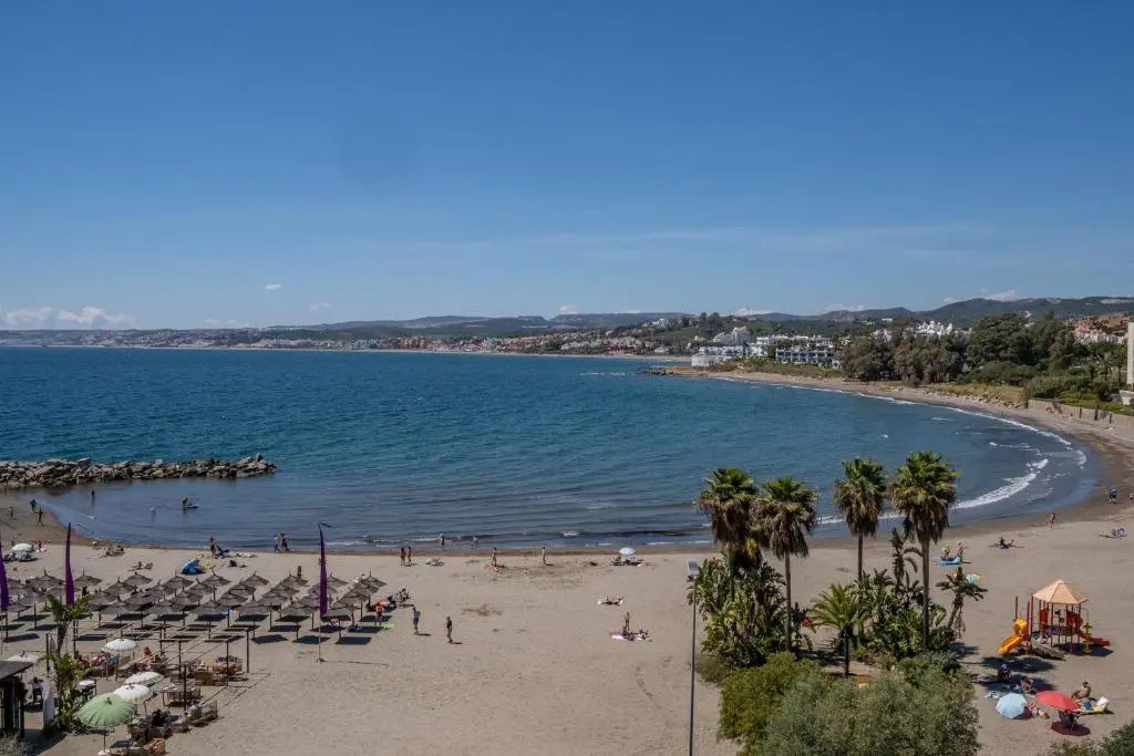 2060-Newly furnished 2 bedrooms apt with golf
