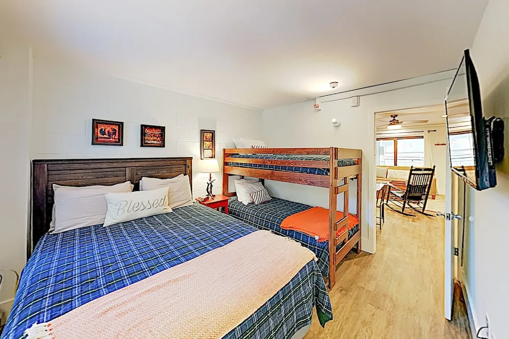 Luxe W/ Pool & Hot Tub - Steps To Lifts! 2 Bedroom Condo