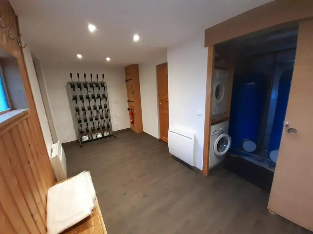 Chalet mitoyen traditionnel 12 personnes avec WiFi à La Tania - FR-1-513-61
