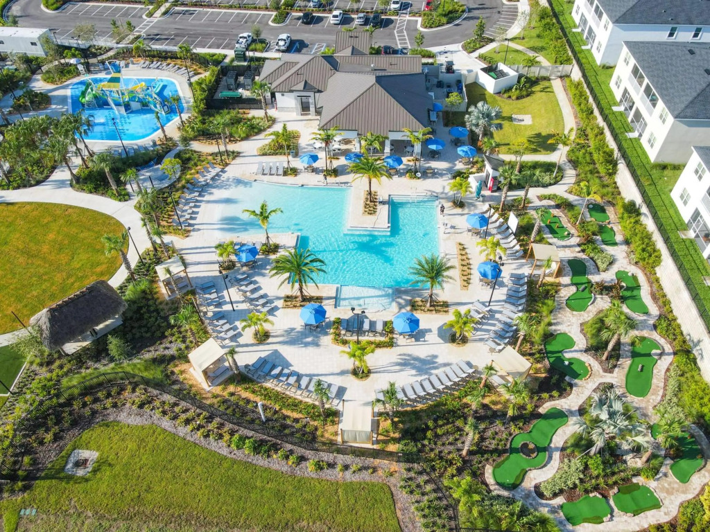 Stunning 4BR Townhouse with private pool and free resort amenities
