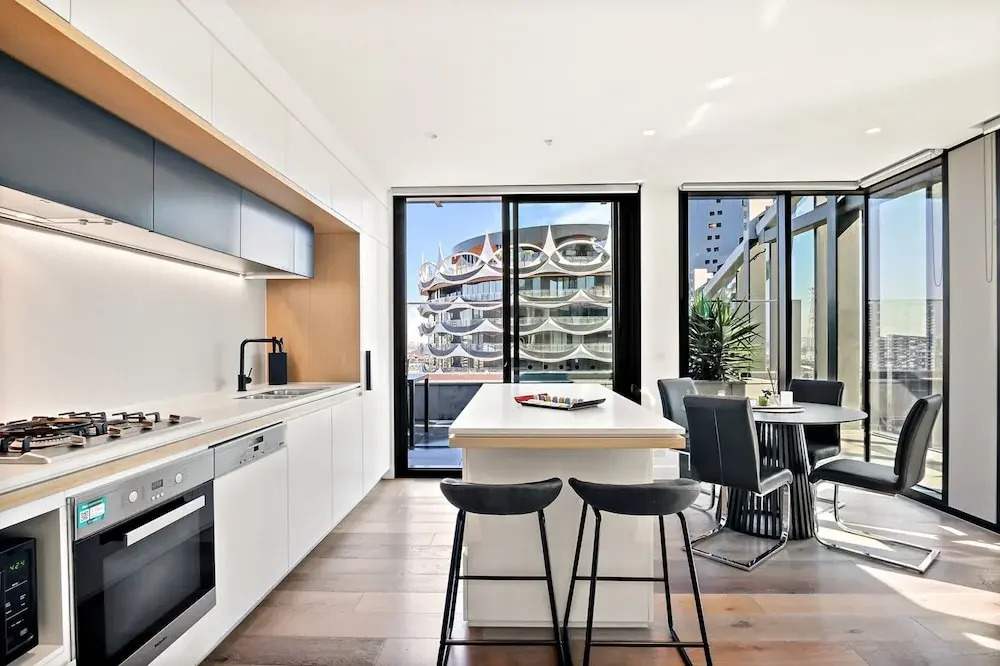Bright 2-bed Retreat With Pool, Gym & Sauna Access
