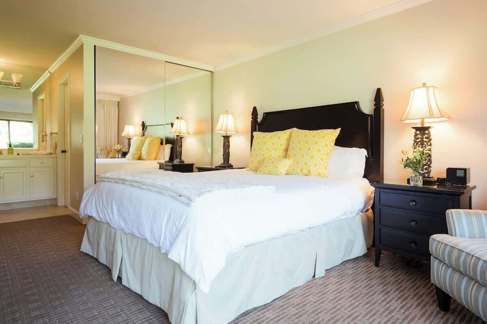 Luxury Napa Getaway Golf Views King Bed