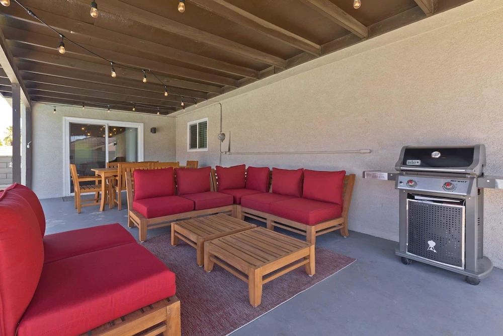 Modern Home w Private Pool Spa Pets Welcome