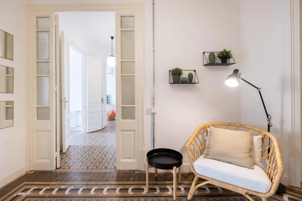 Sunny and Modernist apartment for groups in center