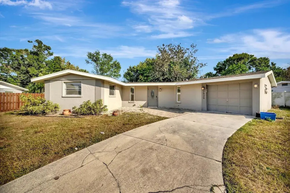 Sleeps 8 Pets Welcome Fenced In Backyard