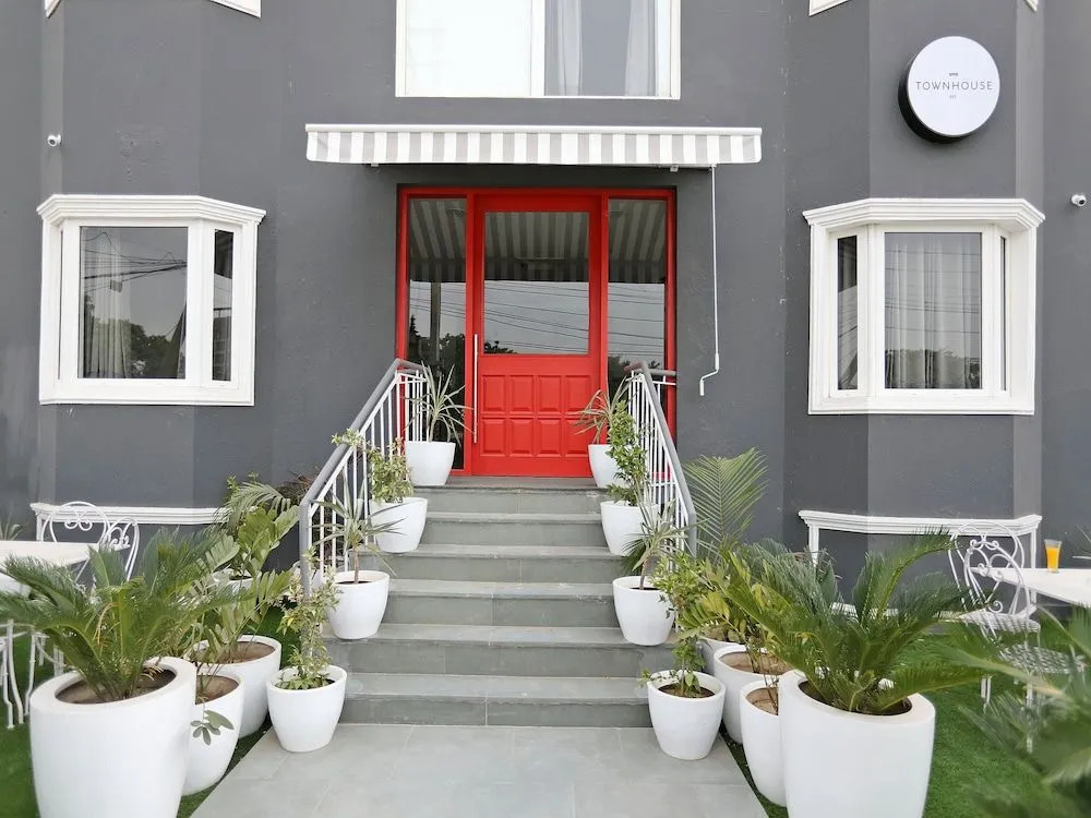OYO Townhouse 017 HUDA City Center