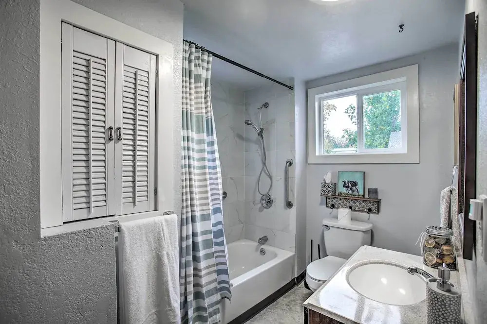 High-end & Homey Family Abode: Walk Downtown!