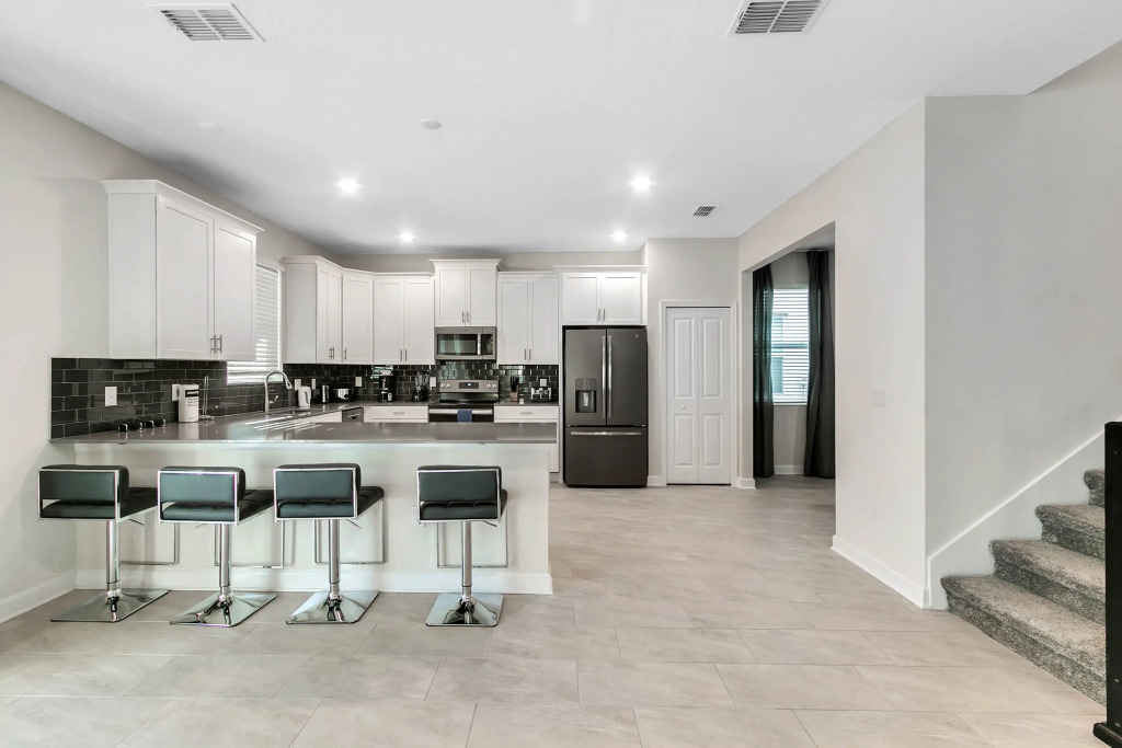 6 Bd 6 Ba Storey Lake 4528 Tb