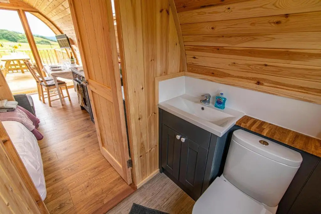 Beinn A Ghlo Luxury Glamping Pod with Hot Tub & Pet Friendly at Pitilie Pods