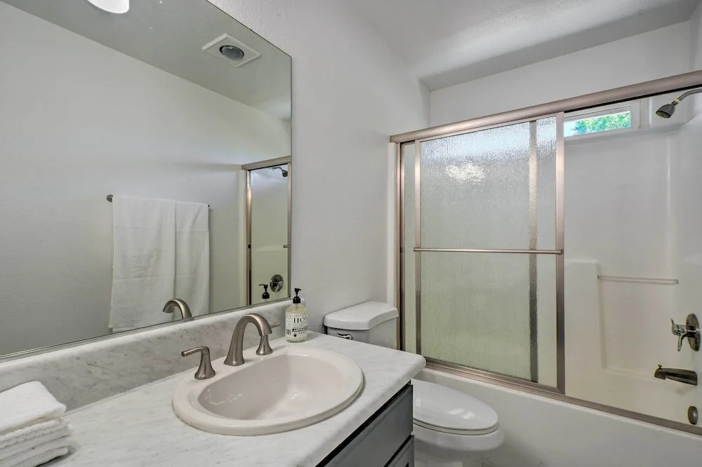 Close to Parks & Brews: Sunny Grants Pass Apt!