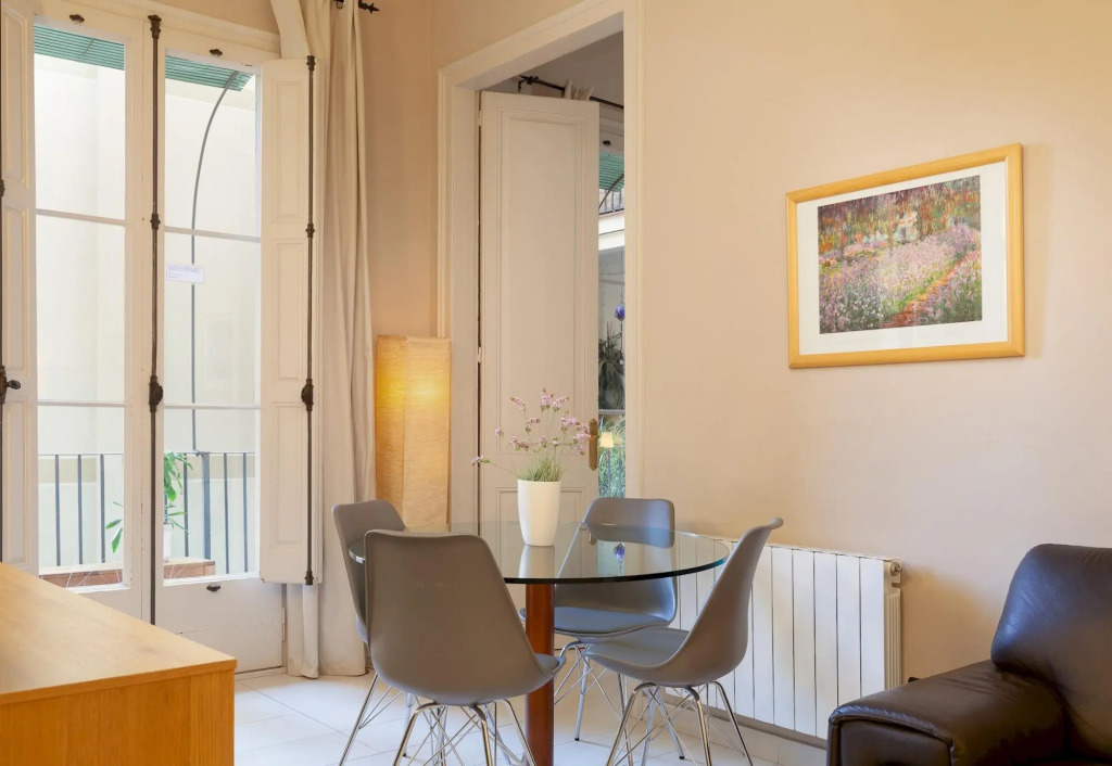 GAUDIR 4 · PERFECT apart. next to P. de Gracia for 4 Pax