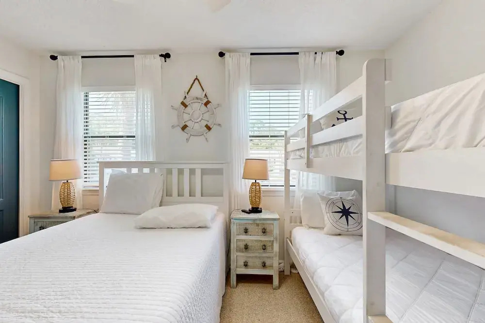 Snowbird-friendly Condo With Patio, Central AC, W/d, Pool & Tennis - Near Beach