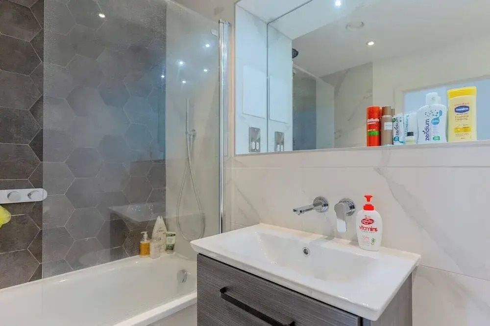 Stylish 2 Bed Flat in Battersea - Private Balcony