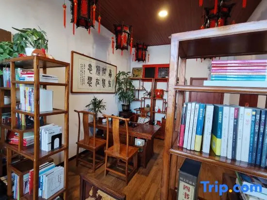 Rongfu Laozhai Hotel Close to Shichahai Scenic Area , Nanluogu Lane and Forbidden City