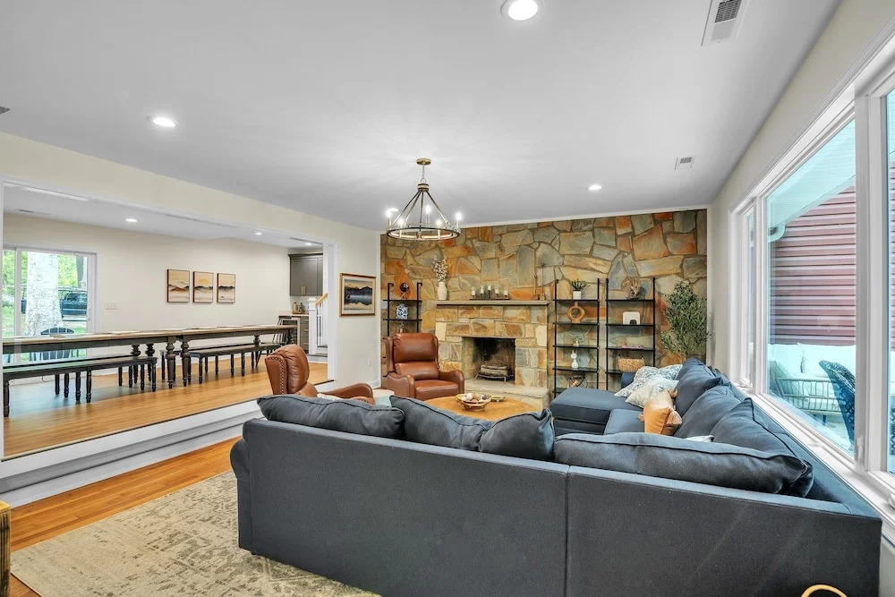 Woodhaven: Your Serene Countryside Escape 5 Bedroom Farmhouse by RedAwning