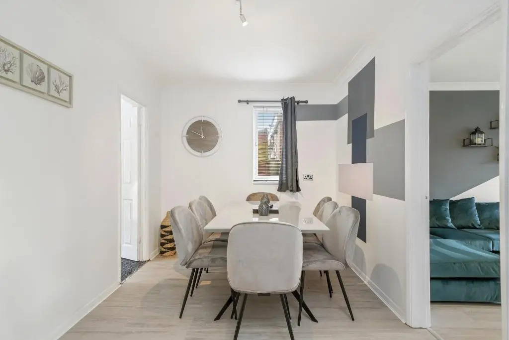 Mulberry House - Detached 6 Bedroom House with Hot Tub & Private Parking