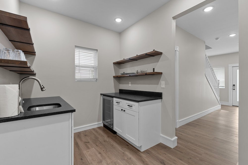 3325: Bright Urban Comfort by JZ Vacation Rentals